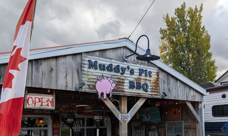 Muddy's Pit BBQ sign with its pink pig